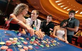 Dealer profesional ska888 di studio live casino dengan kamera multi-sudut dan sistem audio dua arah